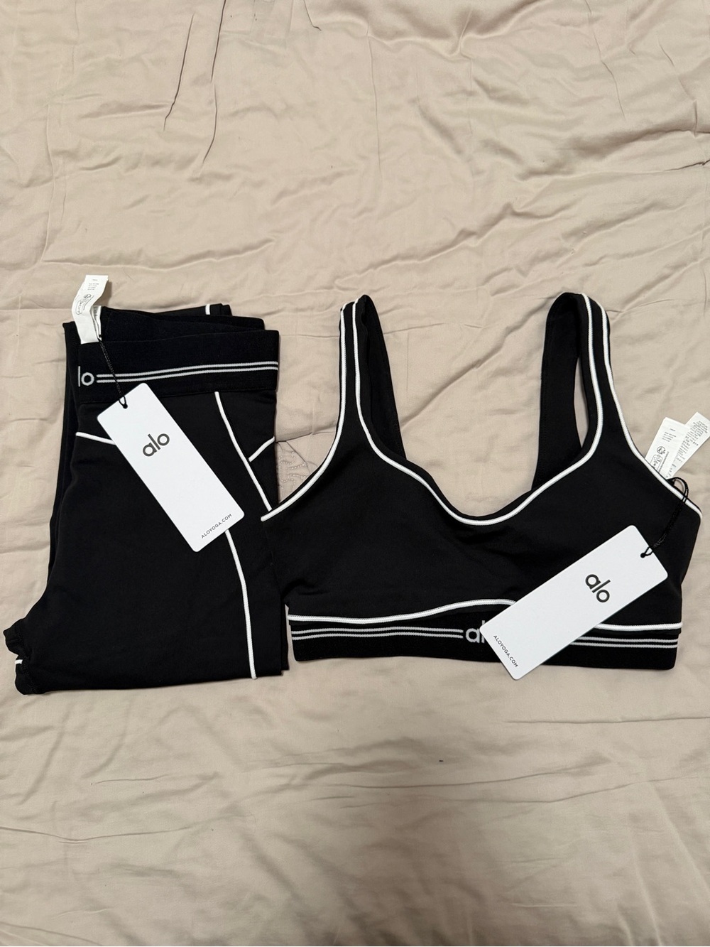 NWT Alo Yoga Black Activewear Set - Bra & Piping Leggings - Picture 6 of 8